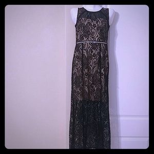 Size 6 En Focus sleeveless lace dress with lining
